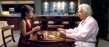 Donald Sutherland and Alexis Dziena in Fool's Gold (2008)