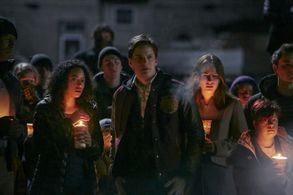 Brooke Palsson, Justin Kelly, Krystal Hope Nausbaum, Ryan Allen, and Shailene Garnett in Between (2015)