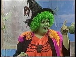 Carol Lee Scott in Emu's World: Episode #5.4 (1984)