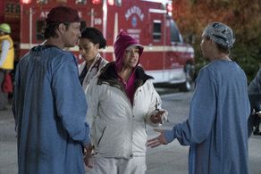 Debbie Allen, Martin Henderson, Ellen Pompeo, and Kelly McCreary in Grey's Anatomy (2005)