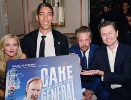 Sultan Kosen, Fredrik Wikingsson, and Filip Hammar in Tårtgeneralen i Hollywood (2018)