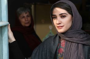 Mina Sadati and Monir Shahin in Lonely in Few Minutes of Silence (2016)