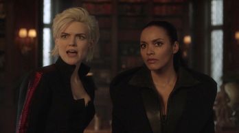 Jessica Lucas and Erin Richards in Gotham (2014)