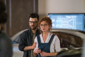 Brigid Brannagh and Kevin Weisman in Runaways (2017)