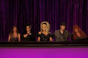 Rose McGowan, RuPaul, Michelle Visage, Wynonna Judd, and Santino Rice in RuPaul's Drag Race (2009)