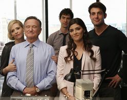 Robin Williams, Sarah Michelle Gellar, Hamish Linklater, James Wolk, and Amanda Setton in The Crazy Ones (2013)