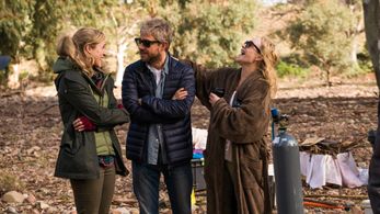 On-set, CARGO: (L-R) Yolanda Ramke, Martin Freeman, Susie Porter