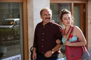 Engin Günaydin and Demet Evgar in Aile Arasinda (2017)