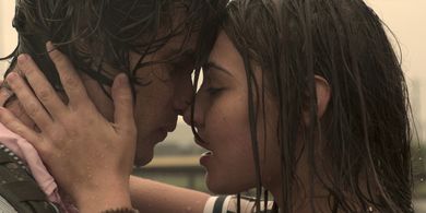 Madelyn Cline and Chase Stokes in Outer Banks (2020)