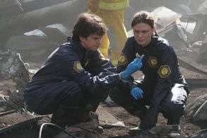 Emily Deschanel and Eric Millegan in Bones (2005)