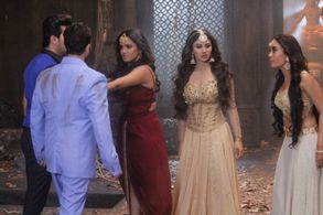 Anita Hassanandani Reddy, Karanvir Bohra, Mouni Roy, Arjun Bijlani, and Surbhi Jyoti in Naagin: Episode #3.103 (2019)