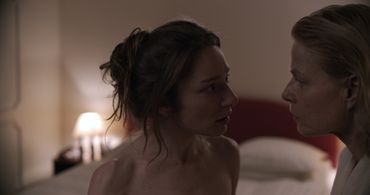 Corinna Kirchhoff and Kathleen Morgeneyer in Daughters (2014)