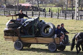 Michael Munoz and Mark Munoz in The Amazing Race (2001)