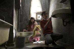Malina Pauli Weissman, Louis Hynes, and Presley Smith in A Series of Unfortunate Events (2017)