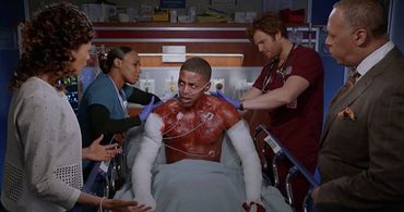Erica Gimple (l),Justiin Davis (c),Nick Gehlfuss, John Conrad (r) in Chicago Med