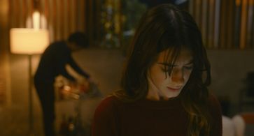 Sebastian Stan and Daisy Edgar-Jones in Fresh (2022)