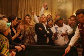 Daniel Craig, Kenan Thompson, Mikey Day, Chloe Fineman, Heidi Gardner, and Rosalind O'Connor at an event for Saturday Ni