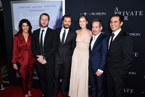 Tom Hollander, Rosamund Pike, Marissa McMahon, Matthew Heineman, Jamie Dornan, and Arash Amel in A Private War (2018)