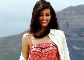 Diana Penty in Cocktail (2012)