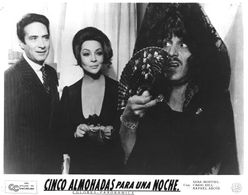 Rafael Arcos, Sara Montiel, and Manuel Zarzo in Cinco almohadas para una noche (1974)