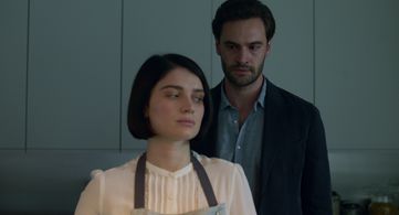 Eve Hewson and Tom Bateman in Behind Her Eyes (2021)