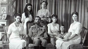 Lynne Frederick, Fiona Fullerton, Candace Glendenning, Michael Jayston, Ania Marson, Roderic Noble, and Janet Suzman in 