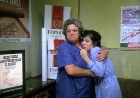Emma Penella and Maribel Verdú in La estanquera de Vallecas (1987)