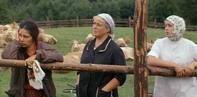 Ekaterina Zhemchuzhnaya, Lidiya Fedoseeva-Shukshina, and Ekaterina Voronina in Tsyganskoe schaste (1981)