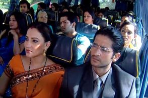 Sudha Shivpuri, Hiten Tejwani, Rakshanda Khan, Suvarna Jha, Tasneem Sheikh, Amit Tandon, and Reshmi Ghosh in Kyunki Saas