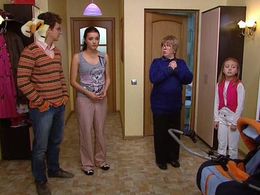 Olga Volkova, Filipp Blednyy, Ekaterina Starshova, and Anastasiya Sivaeva in Papiny dochki (2007)