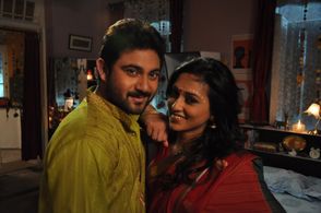 Soham Chakraborty and Mimi Chakraborty in Golpo Holeo Shotti (2014)
