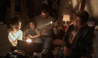 Nancy Travis, Skywalker Hughes, and Alan Ritchson in Ordinary Angels (2024)