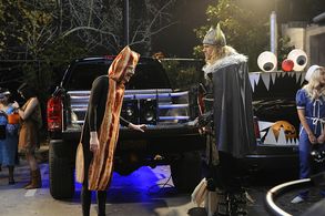 Ryan Cartwright and Noah Syndergaard in Kevin Can Wait (2016)