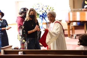 Melissa Kosar and Ketty Lester on the set of The Wonder Years (