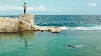 Jun Ji-hyun and Lee Min-Ho in Legend of the Blue Sea (2016)