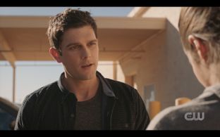 Still of Dylan McTee and Amber Midthunder in Roswell, New Mexico