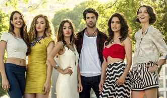 Sükrü Özyildiz, Dilan Çiçek Deniz, Bensu Soral, Büsra Develi, Beste Kökdemir, and Melisa Senolsun in Tatli Küçük Yalanci