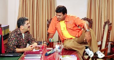 Bharat Jadhav and Girish Oak in Hello! Gandhe Sir (2009)