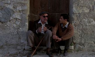 Marco Leonardi and Philippe Noiret in Cinema Paradiso (1988)