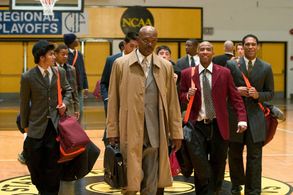 Samuel L. Jackson, Rob Brown, Rick Gonzalez, Robert Ri'chard, Antwon Tanner, Texas Battle, and Clyde Goins in Coach Cart