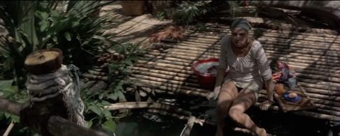 Zelda Tinska as Sonja in The Beach