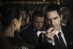 Mauricio Ochmann and Aislinn Derbez in A la mala (2015)