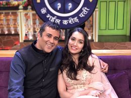 Chetan Bhagat and Shraddha Kapoor in The Kapil Sharma Show (2016)
