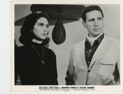 Rosita Arenas and Armando Silvestre in Neutrón contra el Dr. Caronte (1963)
