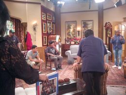 Still photo of Cedric the Entertainer, Maestro Harrell, Nathan Davis, Vito, and Phill Lewis on set of The Soul Man.
