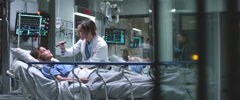 Elliot Page and Taylor Trowbridge in Flatliners (2017)