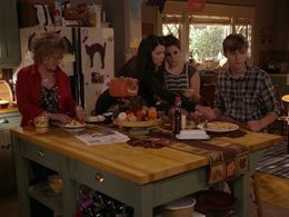 Bonnie Bedelia, Lauren Graham, Mae Whitman, and Miles Heizer in Parenthood (2010)