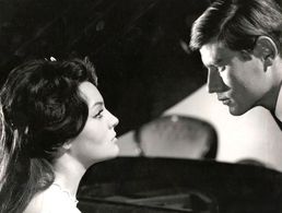 Luigi Giuliani and Sara Montiel in La reina del Chantecler (1962)