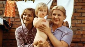 Marina Dyuzheva and Galina Polskikh in Chestnyy, umnyy, nezhenatyy... (1981)