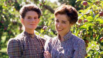 Jackie Burroughs and Mag Ruffman in Avonlea (1990)